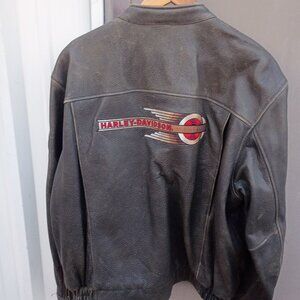 vintage Harley-Davidson Men's Distressed Brown Leather Bomber Jacket.